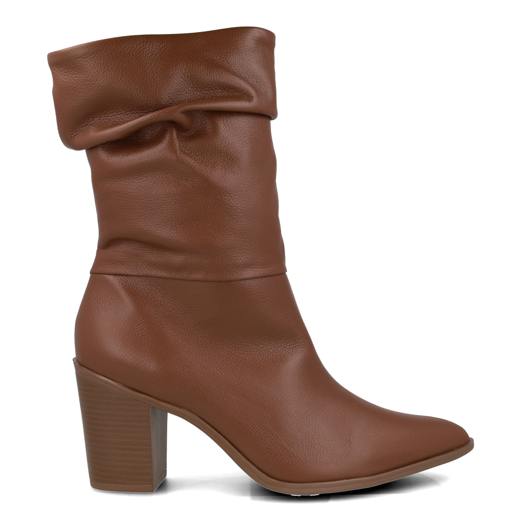 Bota Via Marte feminina marrom de couro com cano enrugado e salto micro vista frontal